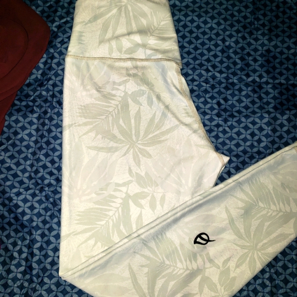 Ptula desar'ee white Available MEDIUM